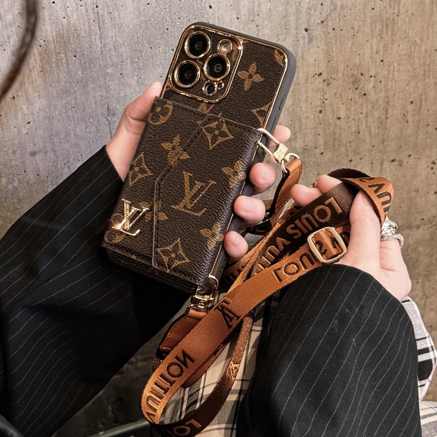 Monogramm iPhone-Hülle mit Geldbörse und Riemen, braun, großer Aufdruck